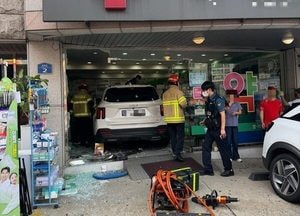 화성 봉담서 SUV 약국 돌진…70대 약사 심정지