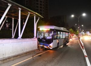 군포 전기버스, 변압기 추돌 후 화재…2명 경상