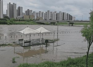 [영상] 호우경보 속 왕숙천 하천변 침수…범람·산사태 우려