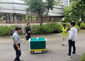 수원시, 전국 최초 ‘지능형 로봇 방범·택배 새벽배송’ 실증사업 시연
