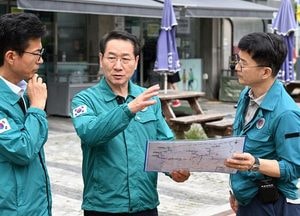 유정복 인천시장, 서구 침수 피해 현장 점검…재발 방지 대책 약속