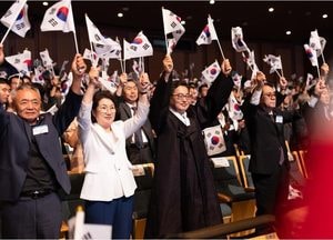 만세삼창하는 김동연 경기지사