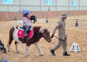 “아이들아, 말 타러 가자!” 경기도 어린이 말 체험 9월 재개...전액 무료