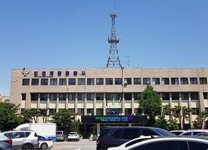 흉기 들고 친누나 사는 아파트 공동현관문 앞 배회하던 50대