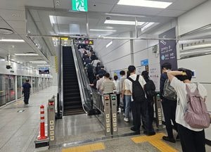 오산 세마역 에스컬레이터 작업 중 손가락 끼어 중상