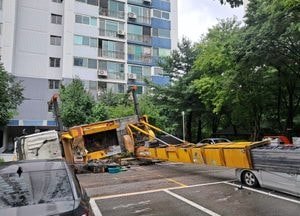 분당 정자동 아파트서 대형 사다리차 전도...주차 차량·건물 지붕 파손