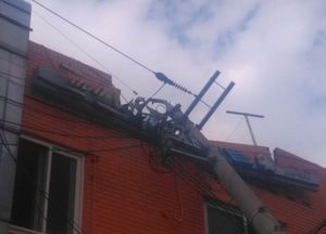수원 권선구서 전신주 쓰러지며 인근 건물 덮쳐...인명피해 없어
