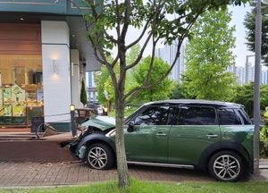 화성서 50대 운전 차량 보행자 치고 건물 돌진...4명 중경상