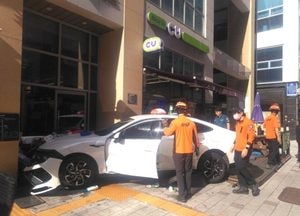 김포 구래동서 차량 충돌...택시 상가 건물 돌진
