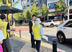 김정헌 중구청장, 초·중·고 등굣길 교통안전 현장 점검…학생·학부모와 소통 강화