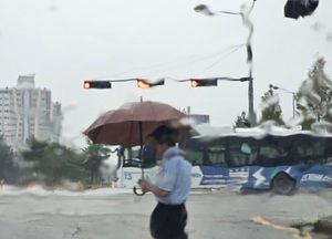 '바람에 휘청' 횡단보도 건너는 시민…기상청 “돌풍·강한 비 예보”