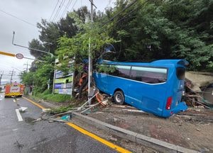남양주 과일 노점에 관광버스 돌진...50대 버스 기사 경상