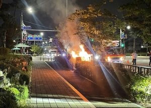 김포 고촌읍서 유턴하던 버스가 변압기 충돌…화재로 소동