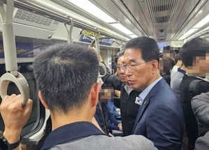 김주영 의원, 김용석 국토부 대광위원장과 출근길 김포골드라인 혼잡 점검