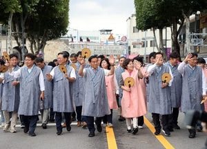 수원특례시의회, 2025 정조대왕 능행차 공동재현에 시민과 나란히