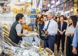윤환 계양구청장, 추석 앞두고 전통시장 방문…민생회복 소비쿠폰 홍보