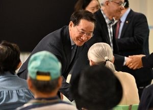 유정복 인천시장, 추석 맞아 스마트 경로당 방문…어르신 안부 살펴