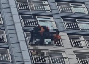 수원 아파트 23층 난간에 매달린 여성…소방대 30분 만에 구조