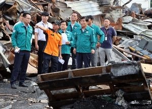 연평도 꽃게공장 화재 피해현장 찾은 문경복 옹진군수