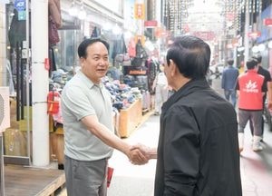 이권재 오산시장, 추석 맞이 전통시장 장보기 행사 동참...상인 격려·명절 물가 점검