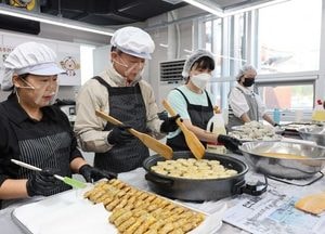김찬진 동구청장, 추석맞아 취약계층에 온기 전하는 봉사활동