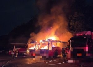 안양 석수동 주차 버스 화재...1명 부상·차량 6대 피해