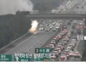 평택화성고속도로서 승용차 화재...인명피해 없이, 23분 만에 완진