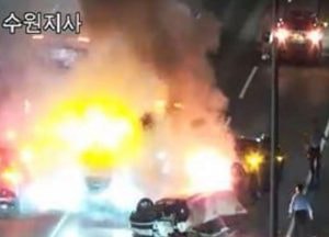 용인 경부고속도로 차량 전복 화재…40대 운전자 중상