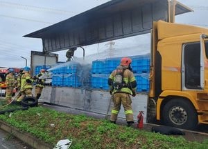 화성 폐배터리 적재 차량서 화재…40대 운전자 화상