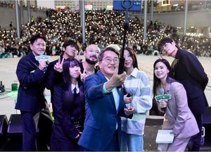 함께 그린 페스티벌, 홍보대사와 기념촬영하는 김동연 지사