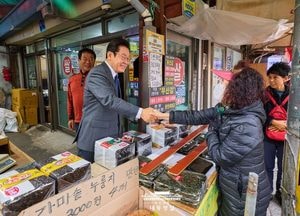 일산시장 찾은 이재명 대통령