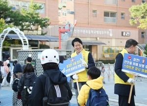 인천 서구, 가원초 앞 등굣길 교통안전 캠페인…1단 멈춤 등 교통문화 확산