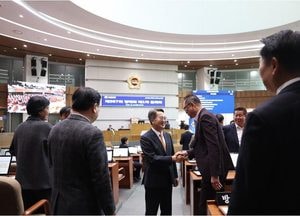 인사 나누는 김동연 지사