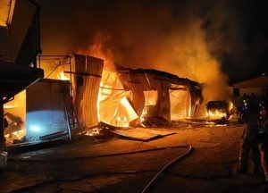 김포 가구공장서 한밤 화재…인명피해 없어