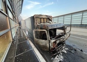 수원 영동고속도로서 5톤 화물차 화재…운전자 자력 대피, 40분 만에 진화