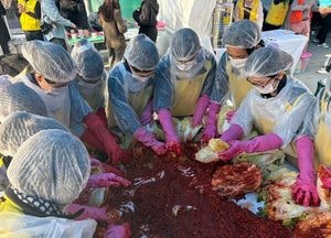 서정대학교, 국제학생·성인학습자와 김장나눔…지역 취약계층에 전달