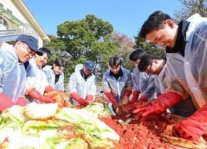 해군2함대, 평택 노인요양원 찾아 김장 500포기 담가…연말 사랑나눔 실천