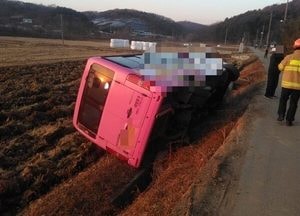 연천서 농어촌버스 논두렁 전복 사고…승객·기사 2명 부상