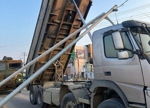 연천서 덤프트럭 적재함 들린 채 주행…통신선·가로등 들이받아 도로 일부 한때 통제