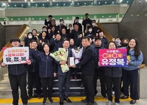 '출근길 깜짝 감사패'…노조가 건넨 꽃다발에 환하게 웃은 유정복 인천시장