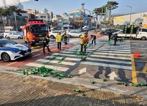 맥주 수백여 병 ‘와르르’…부천 도로 한때 통제