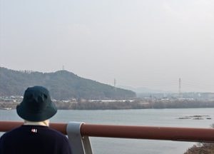 수도권 초미세먼지 주의보…희뿌연 남한강
