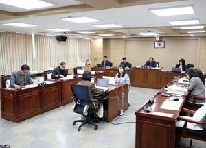 수원특례시의회 도시미래위원회, AI스마트정책국 행정사무감사 진행