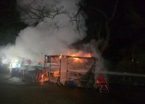 부천 심곡본동 포장마차 차량 화재…1톤 트럭 소실, 인명피해 없어