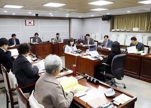 수원특례시의회 기획경제위원회, 경제정책국 행정사무감사 진행...지역 상생 방안 중점 점검