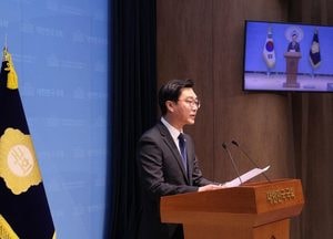 장경태 “추행 없었다” 기자회견…이기인 “민감 정보 확보 경위 의문”