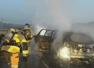 [영상] 연천서 SUV 차량 전소…50대 운전자 연기 흡입