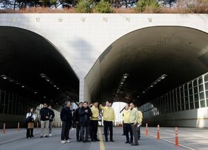 [사진으로 봤다] “동탄숲 생태터널 전면 통제”…화성특례시, 균열 확인 후 긴급 안전조치