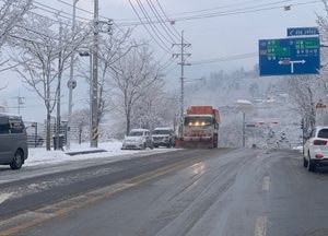 경기지역 곳곳 6cm 폭설…버스 미끄러지고 도로는 밤새 정체