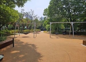 경기도, 어린이놀이터·산책로 바닥 ‘친환경 코르크’로 교체 추진